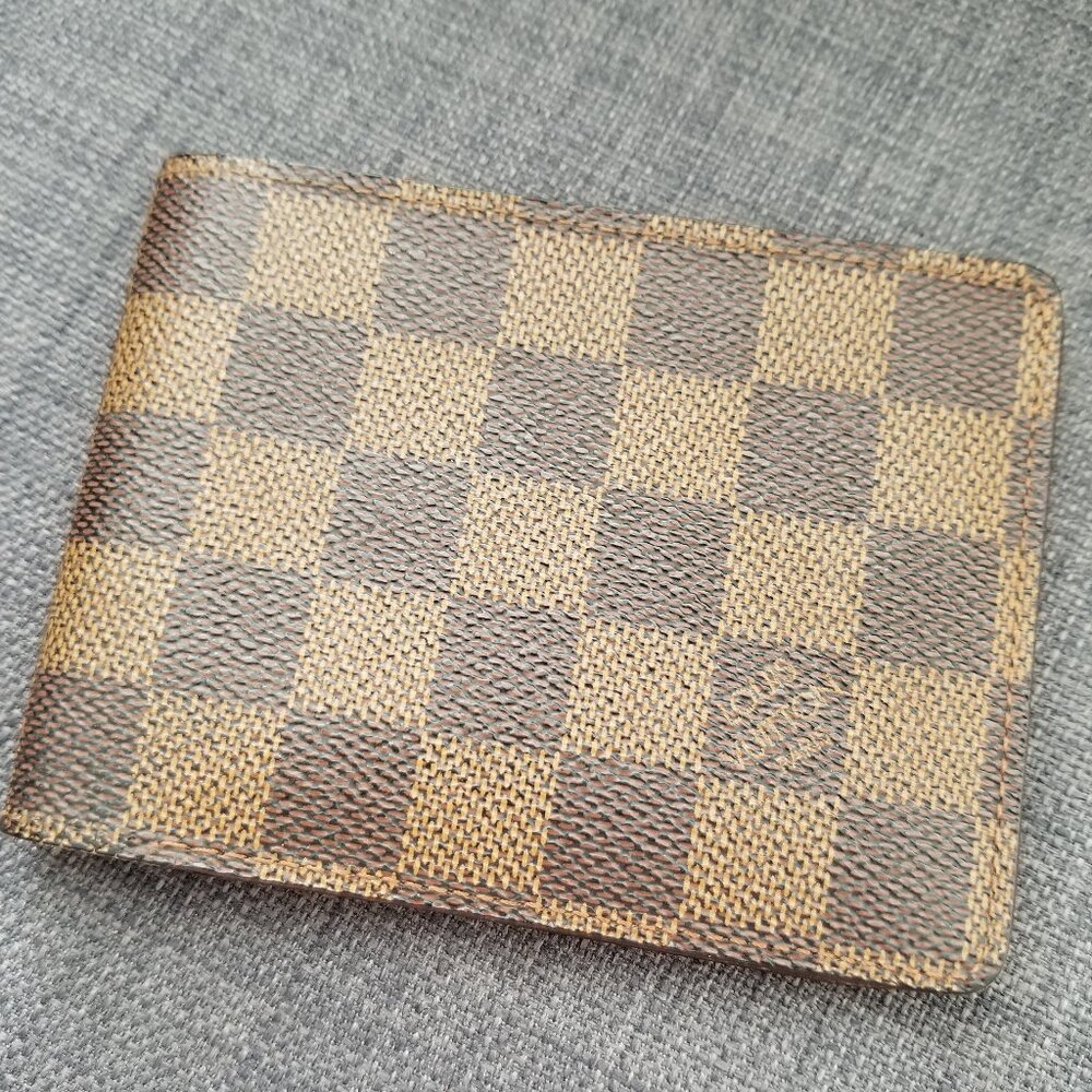 Authentic Louis Vuitton Damier Wallet – used, sturdy, good condition, LV, design